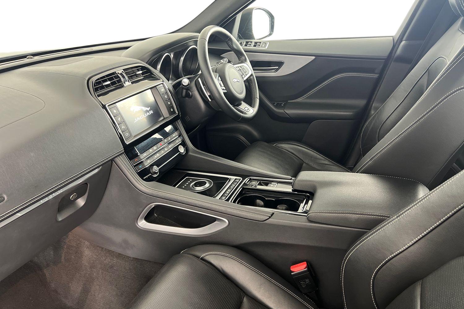 Used Jaguar F-Pace 2017 for sale - 76316925: Photo 2
