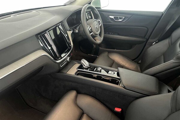 Used Volvo V60 2022 for sale - 75641135: Photo 2