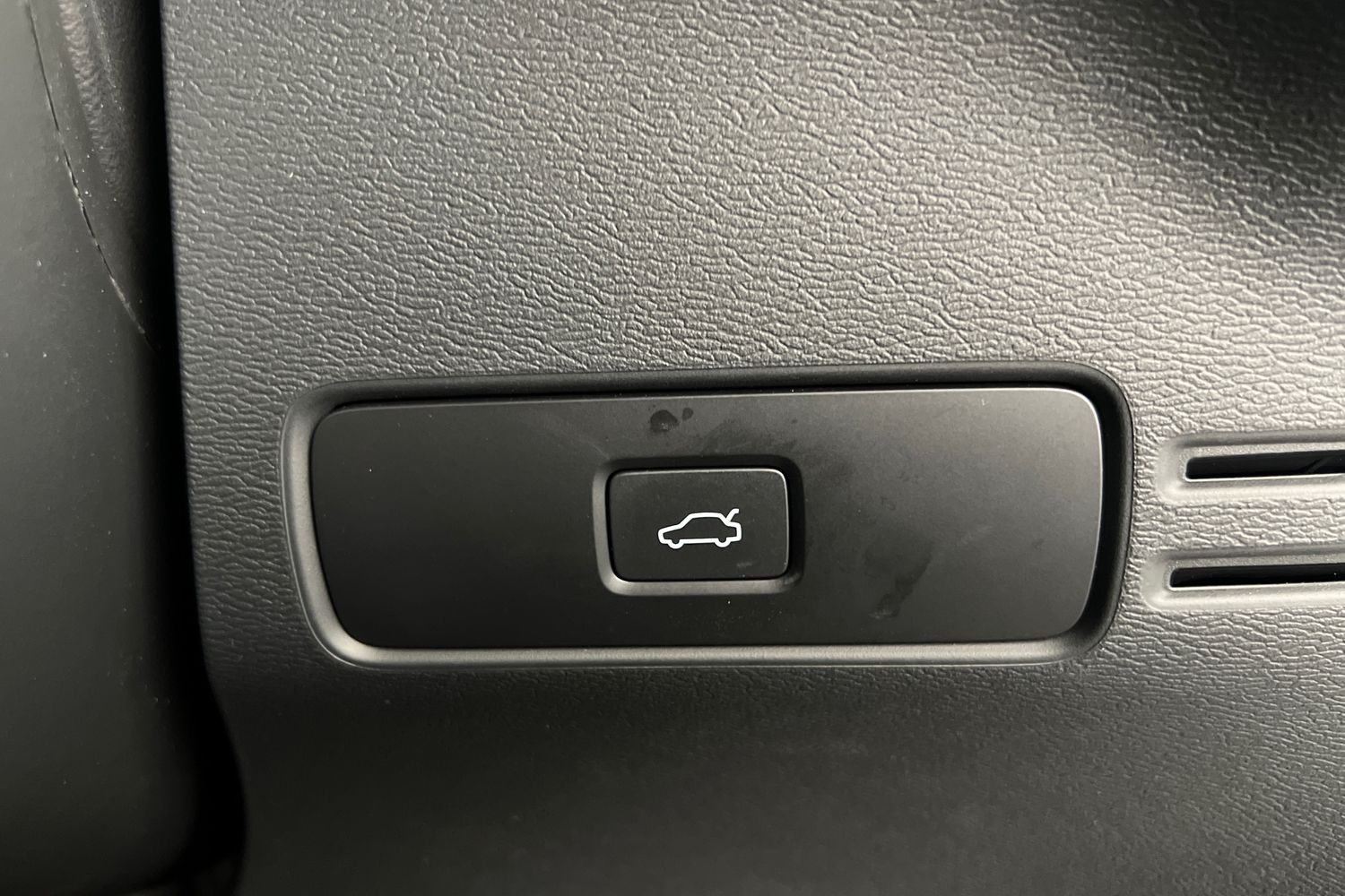 Used Volvo XC40 2023 for sale - 76221774: Photo 36