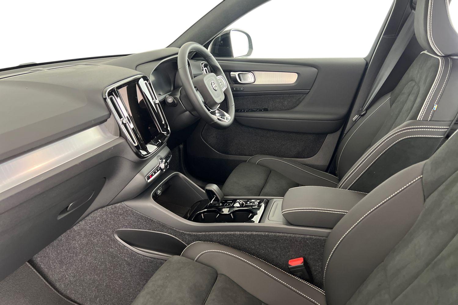 Used Volvo XC40 2025 for sale - 77035865: Photo 2