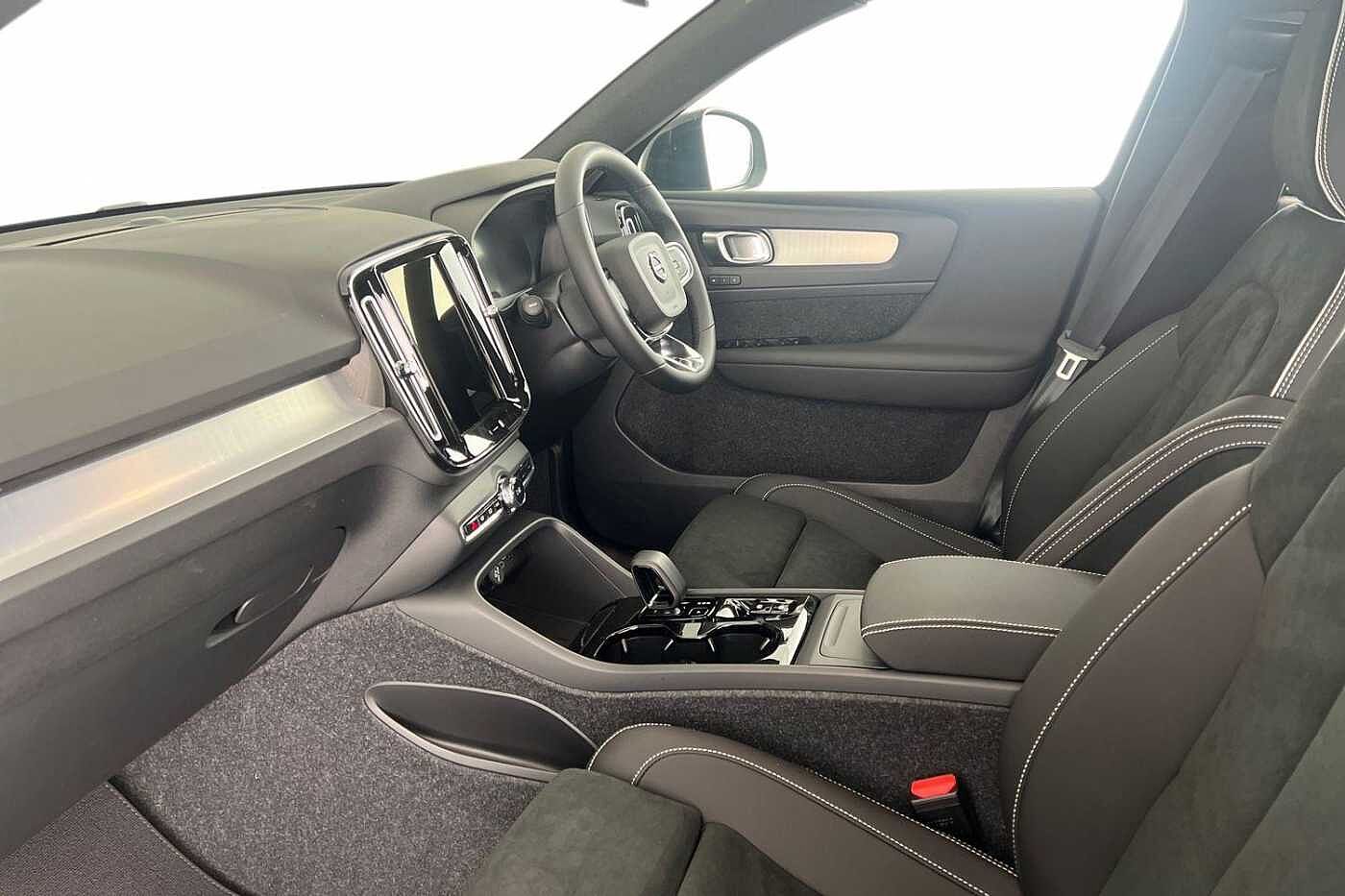 Used Volvo XC40 2025 for sale - 77035860: Photo 2