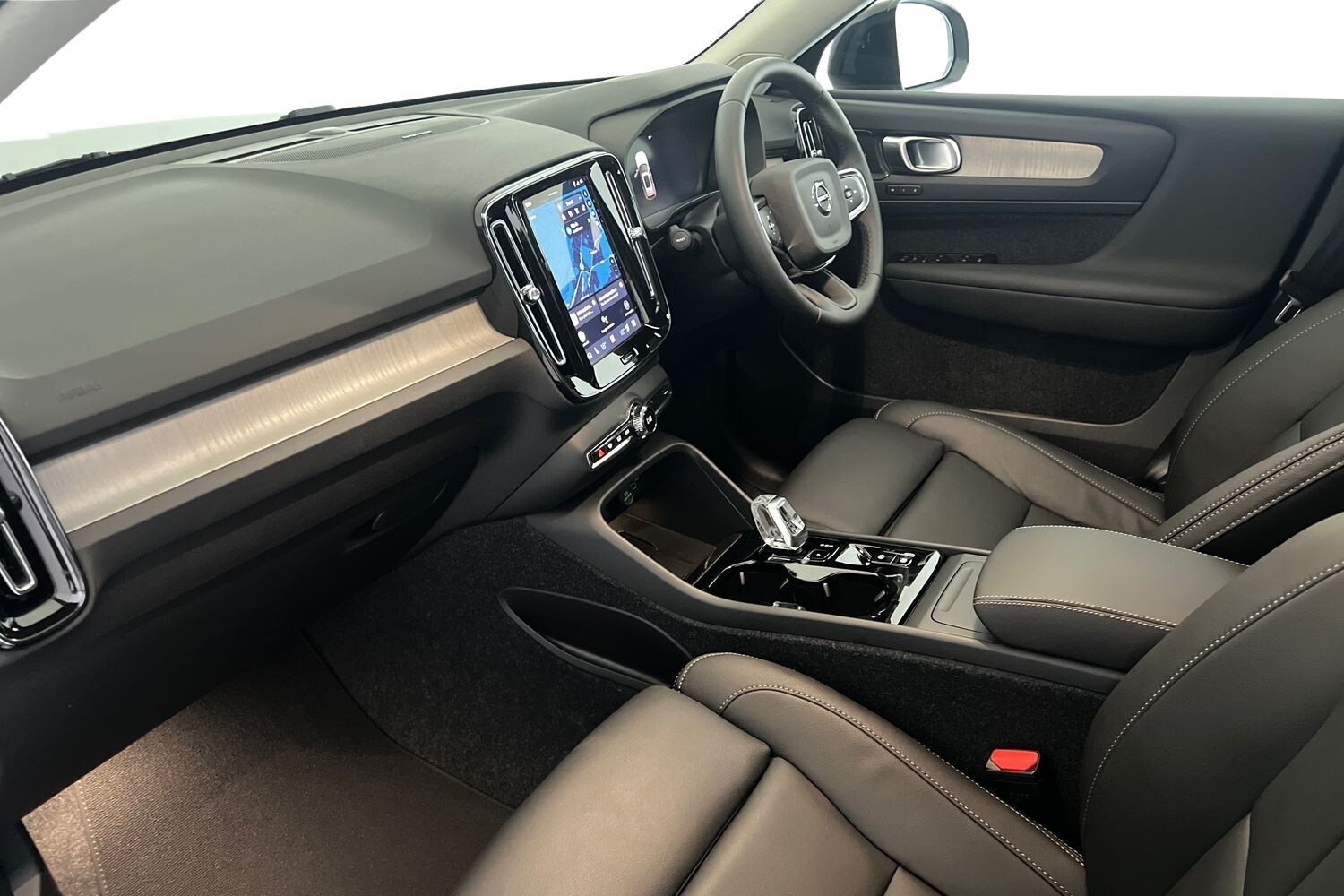 Used Volvo XC40 2025 for sale - 76221703: Photo 2