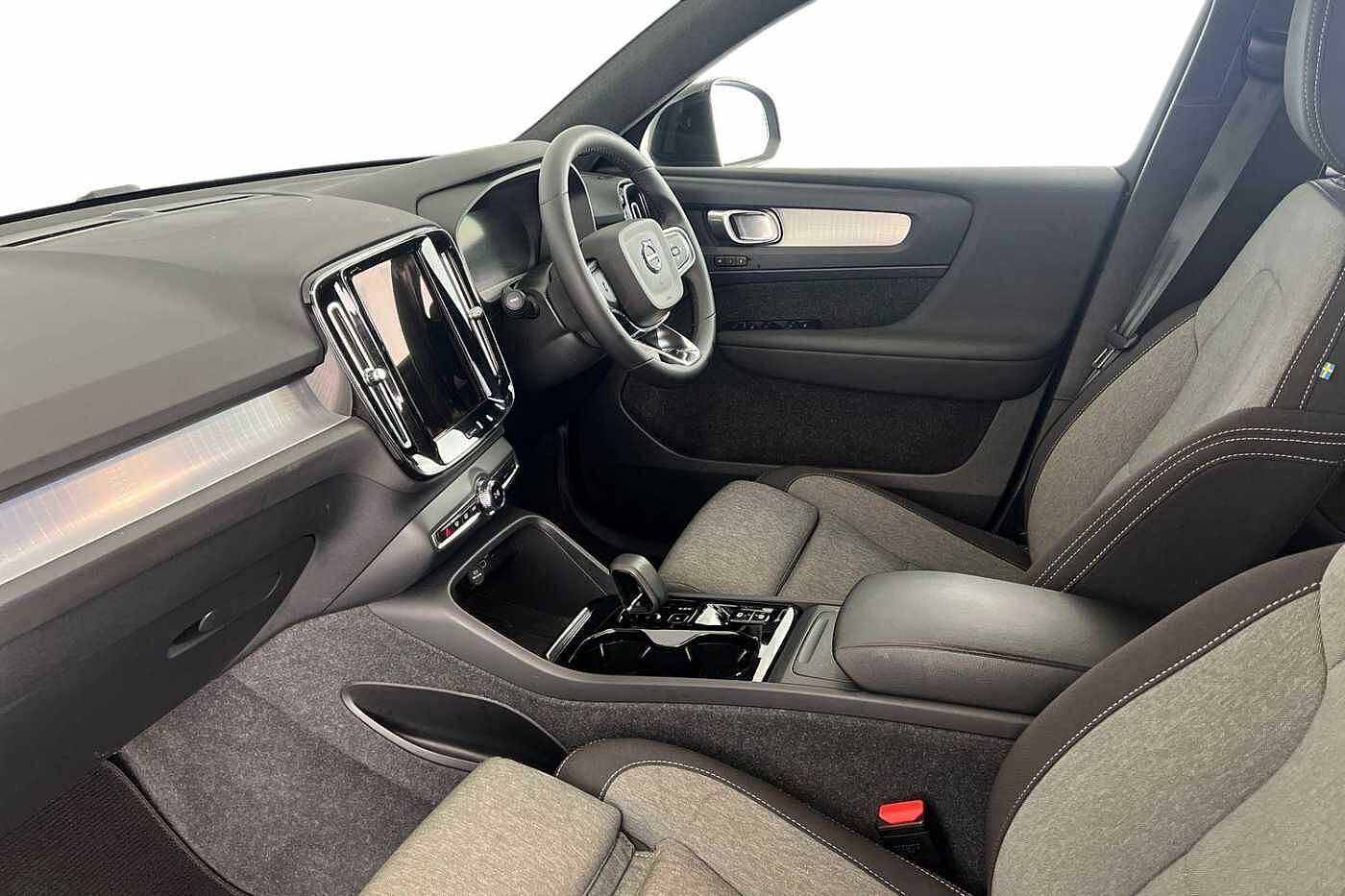 Used Volvo XC40 2024 for sale - 76556908: Photo 2