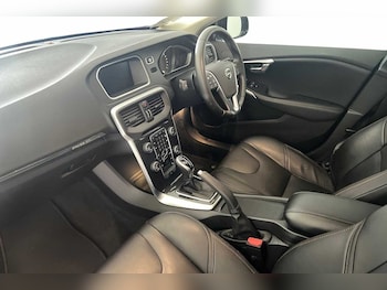 Used Volvo V40 2018 for sale - 75910597: Photo