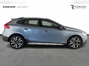 Used Volvo V40 2018 for sale - 75910597: Photo
