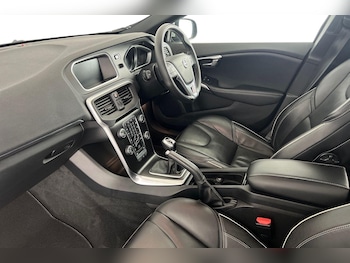 Used Volvo V40 2018 for sale - 77115983: Photo