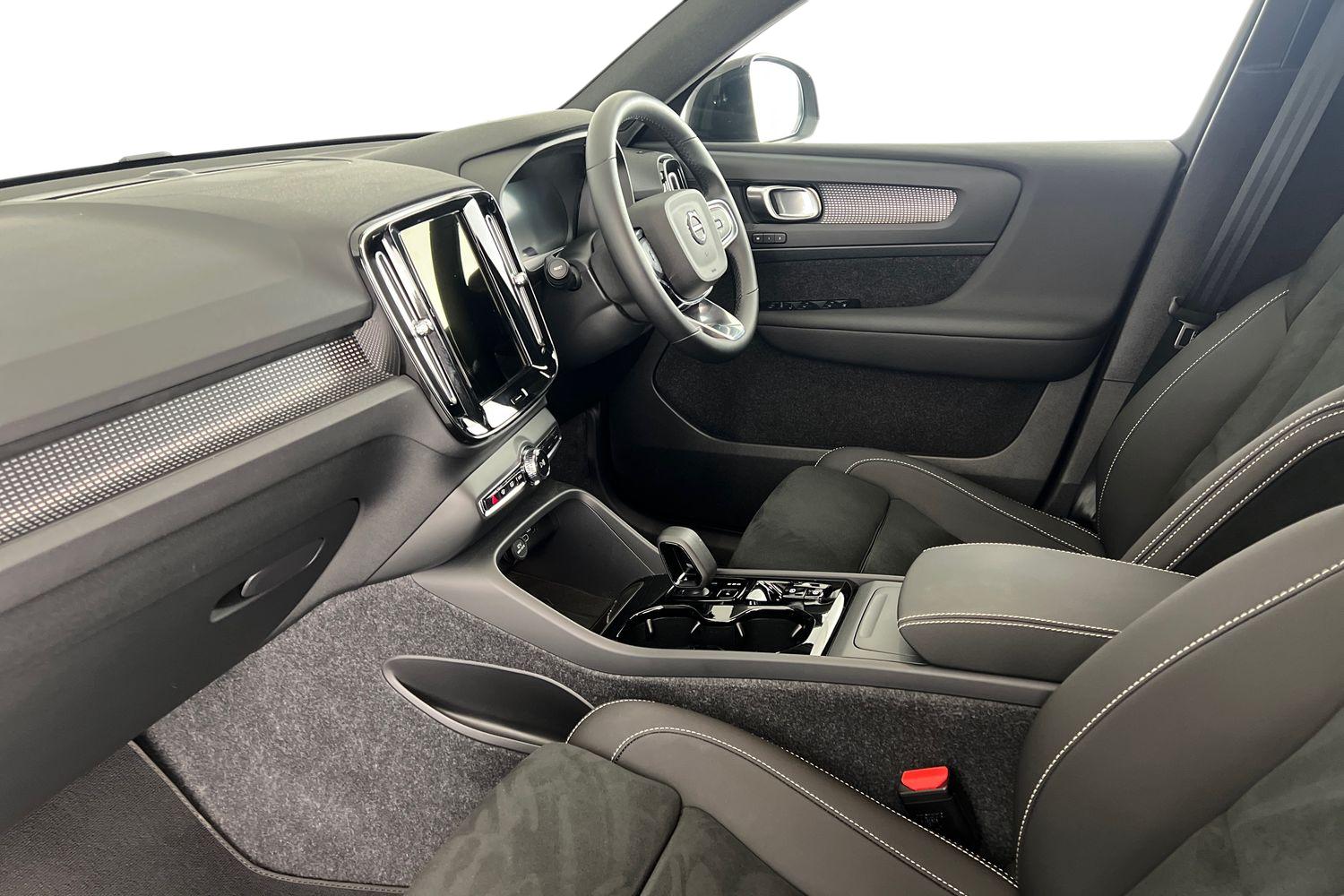 Used Volvo XC40 2025 for sale - 77005235: Photo 2