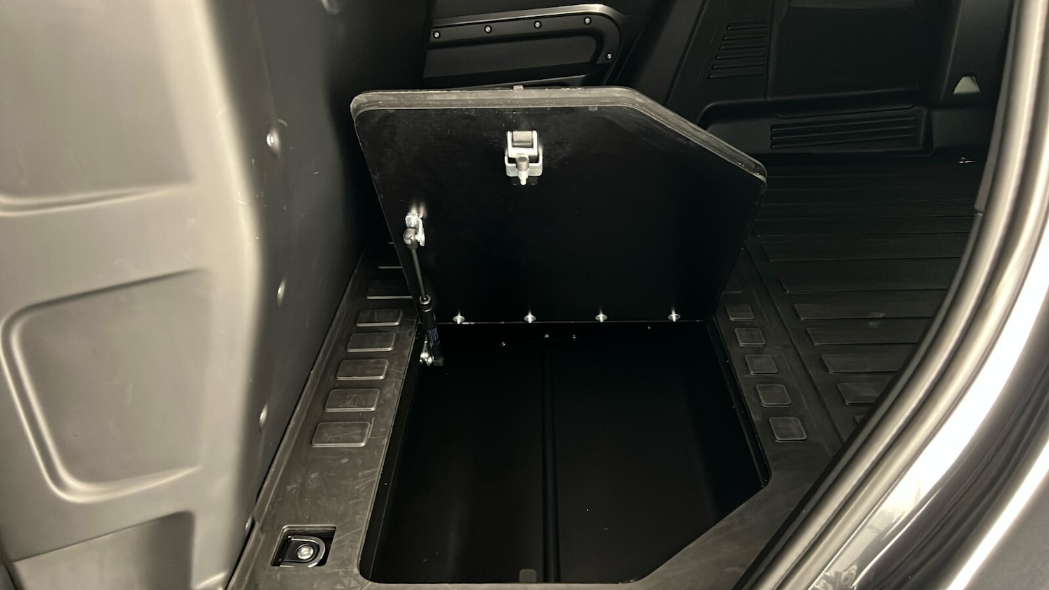 Used Land Rover Defender 2023 for sale - 77312389: Photo 24