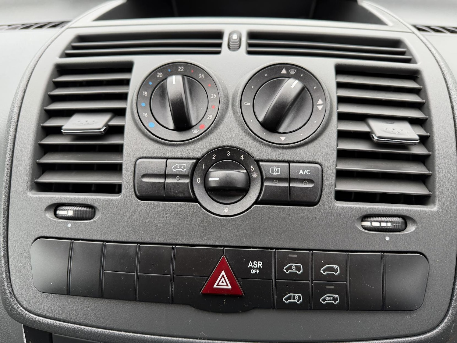 Used Mercedes-Benz Vito 2011 for sale - 76557332: Photo 25