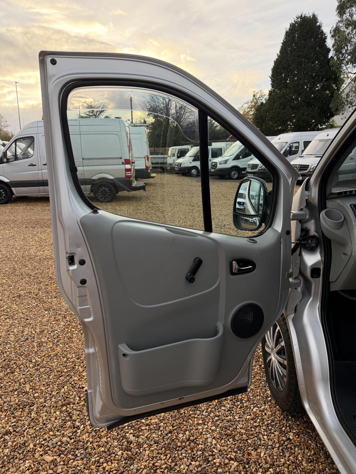 Used Vauxhall Vivaro 2005 for sale - 76431199: Photo 12