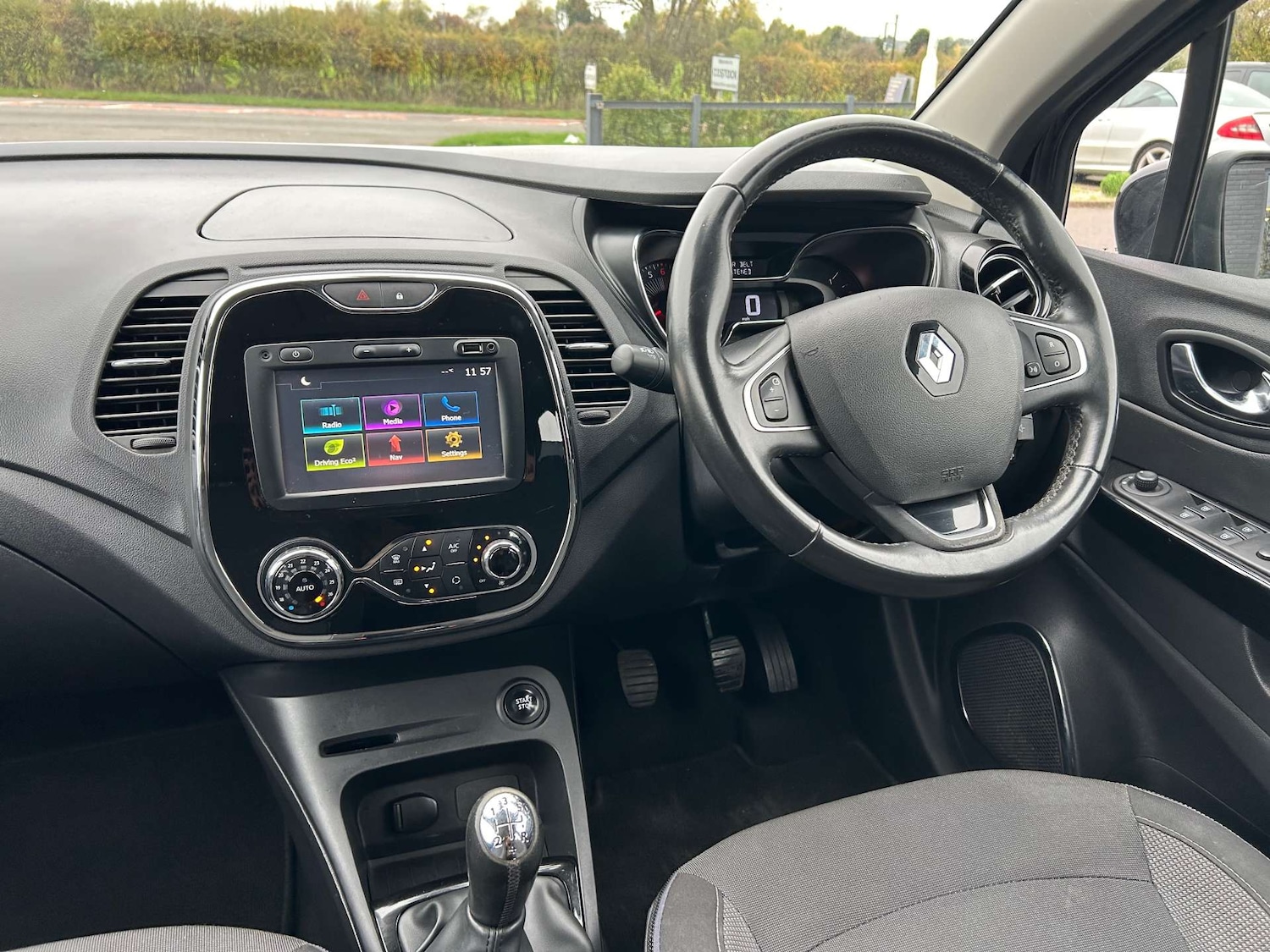 Used Renault Captur 2017 for sale - 77669317: Photo 2