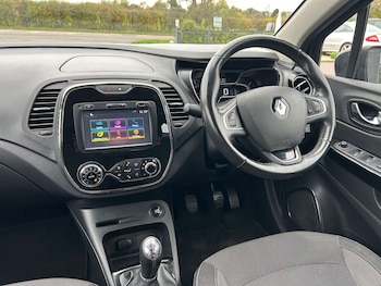 Used Renault Captur 2017 for sale - 76280382: Photo 2