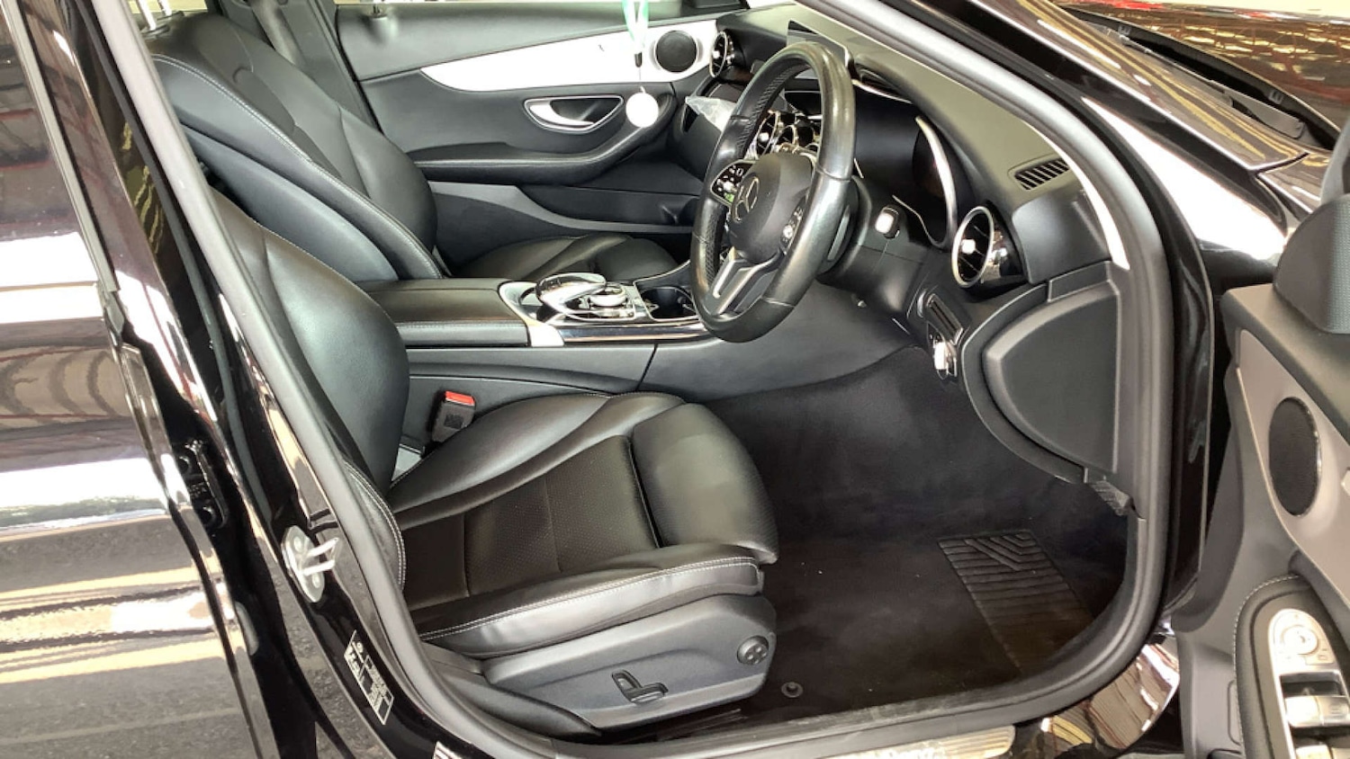 Used Mercedes-Benz C Class 2019 for sale - 76352653: Photo 10