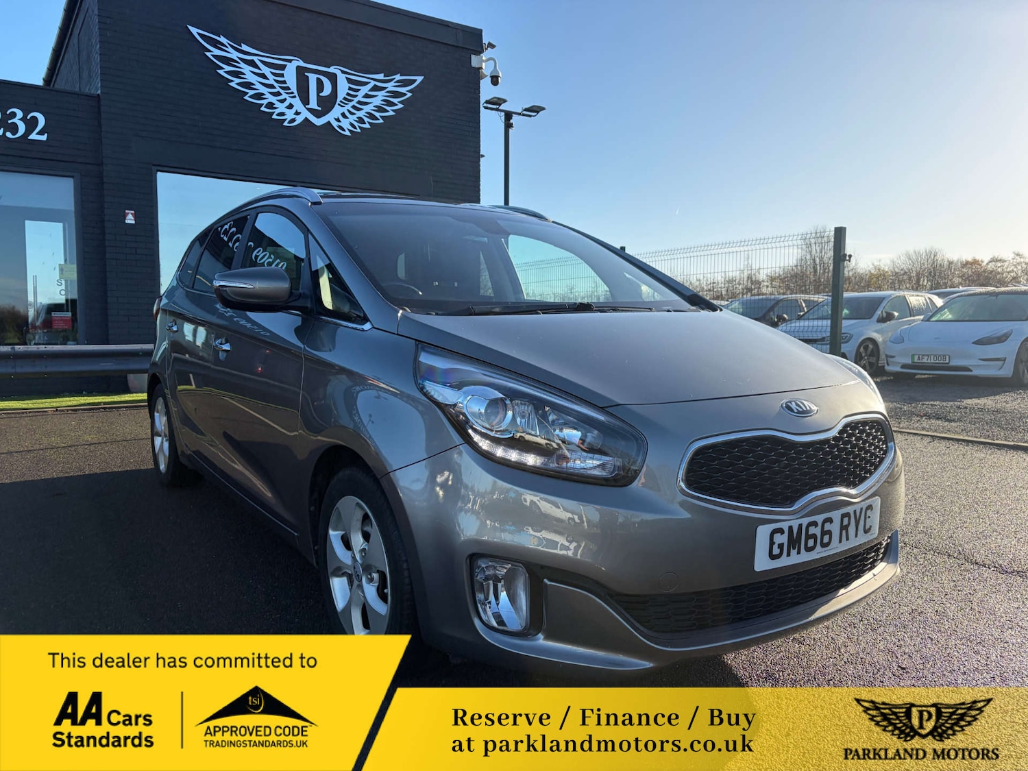 Used Kia Carens 2017 for sale - 76500623: Photo 1