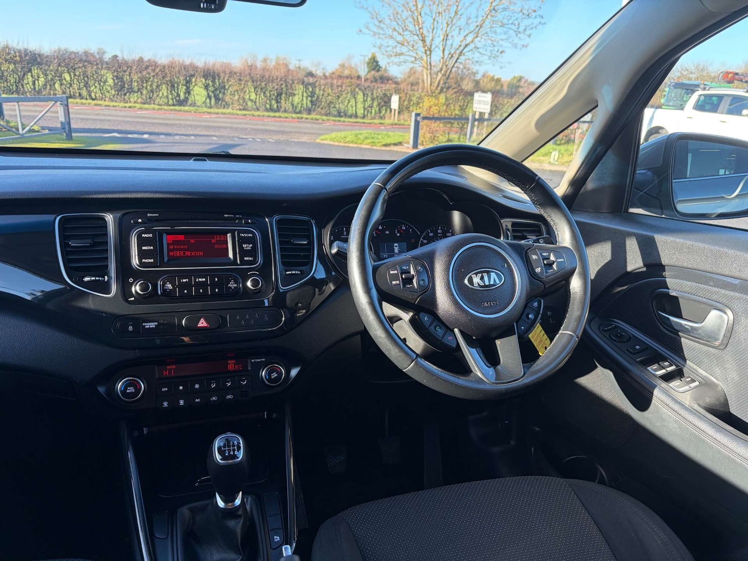 Used Kia Carens 2017 for sale - 76500623: Photo 2