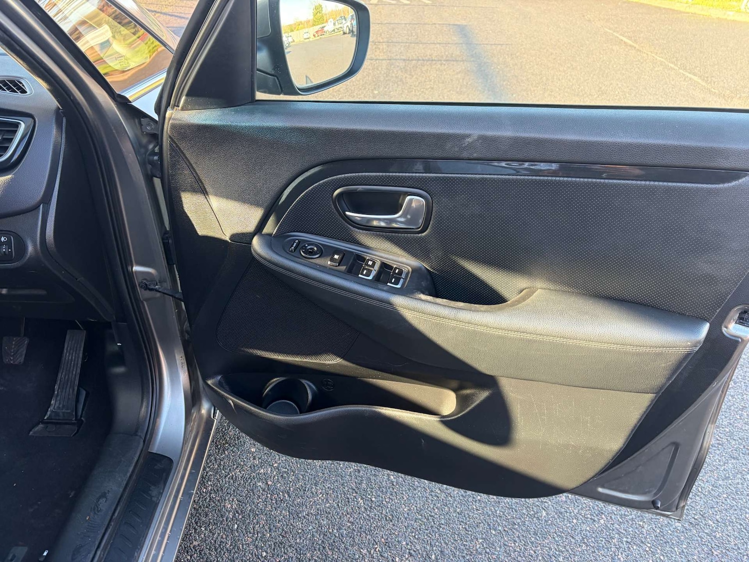 Used Kia Carens 2017 for sale - 76500623: Photo 36