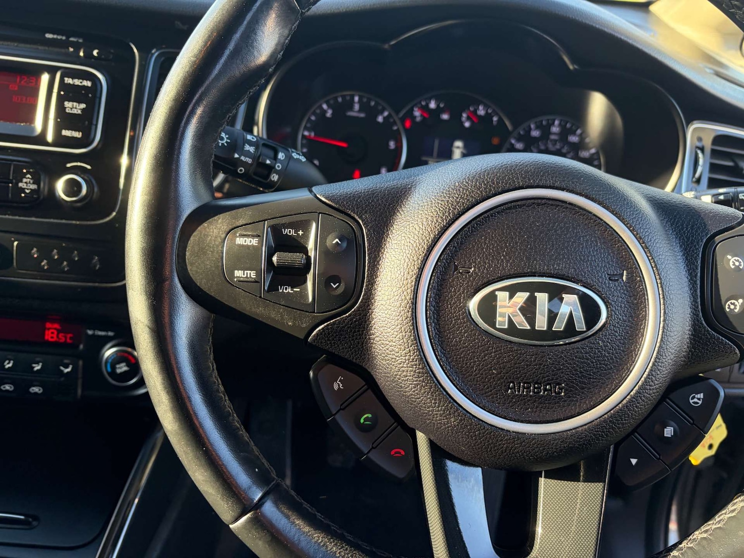 Used Kia Carens 2017 for sale - 76500623: Photo 42