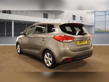 Used Kia Carens 2017 for sale - 76500623: Photo