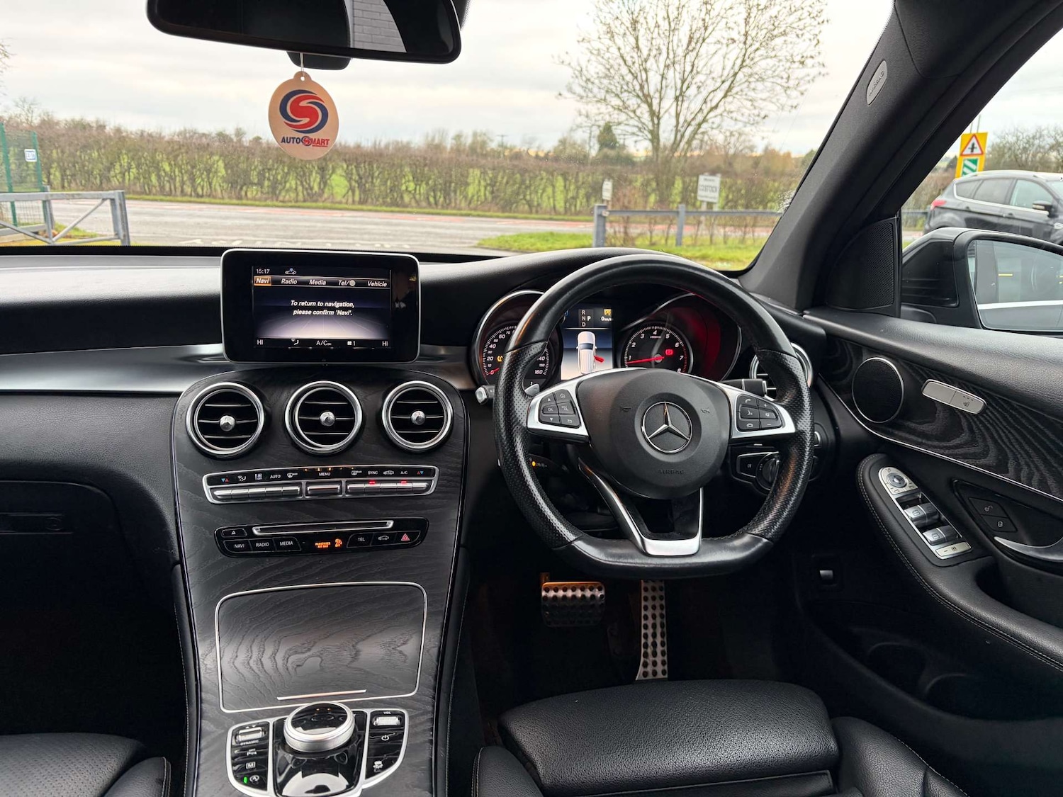 Used Mercedes-Benz GLC 2018 for sale - 76973912: Photo 2