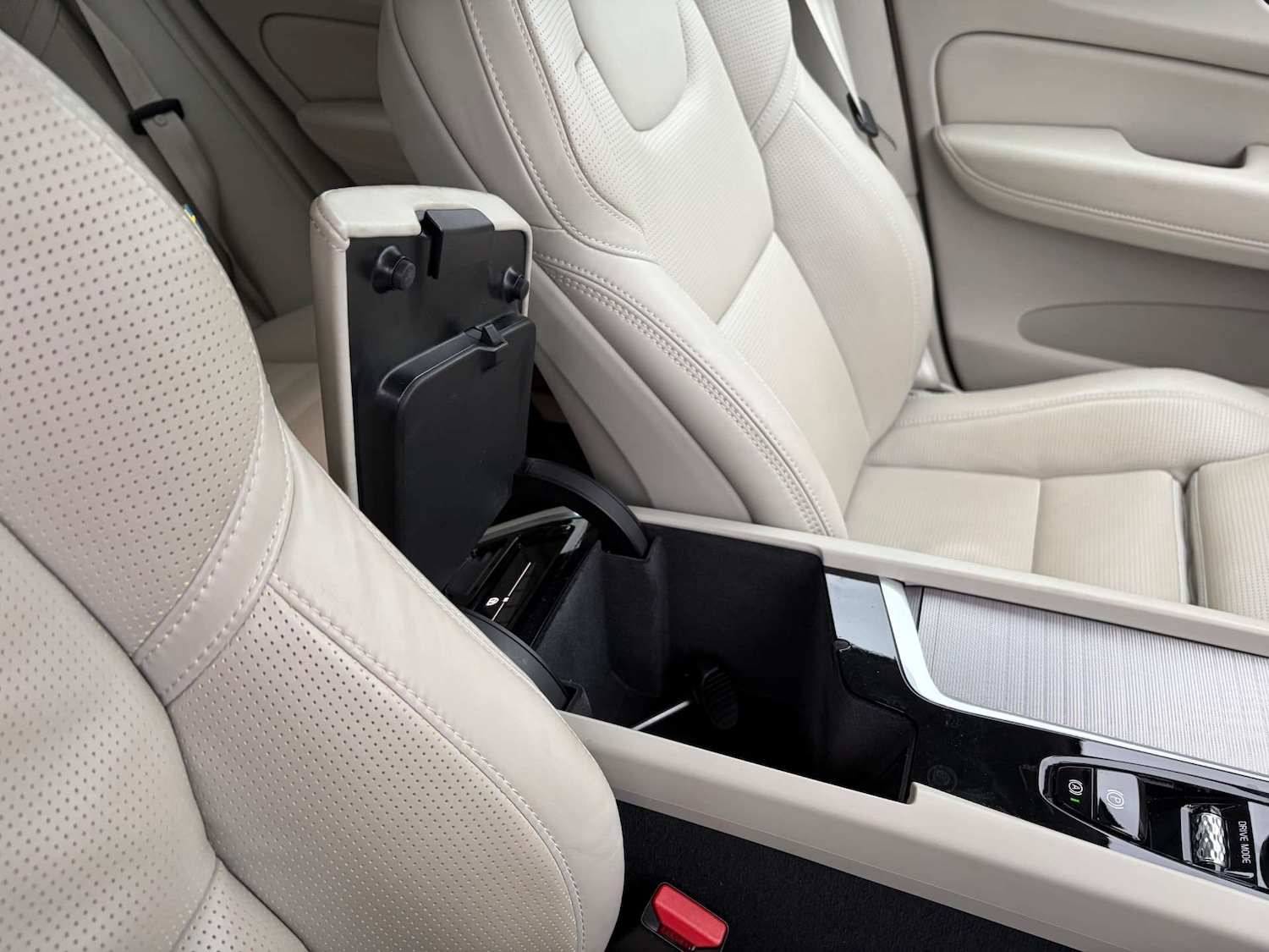 Used Volvo XC60 2020 for sale - 77157201: Photo 51