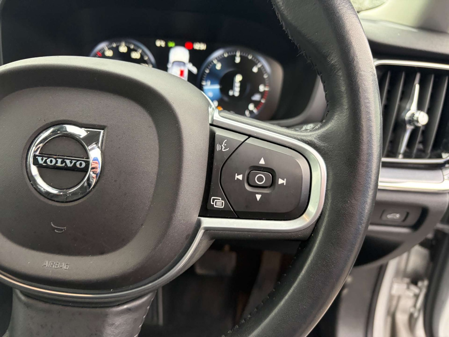 Used Volvo V60 2019 for sale - 77595702: Photo 43