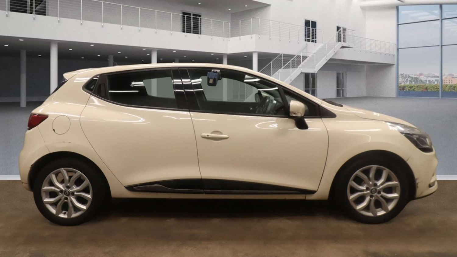 Used Renault Clio 2017 for sale - 77383436: Photo 6