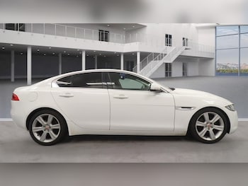 Used Jaguar XE 2015 for sale - 76266352: Photo 2