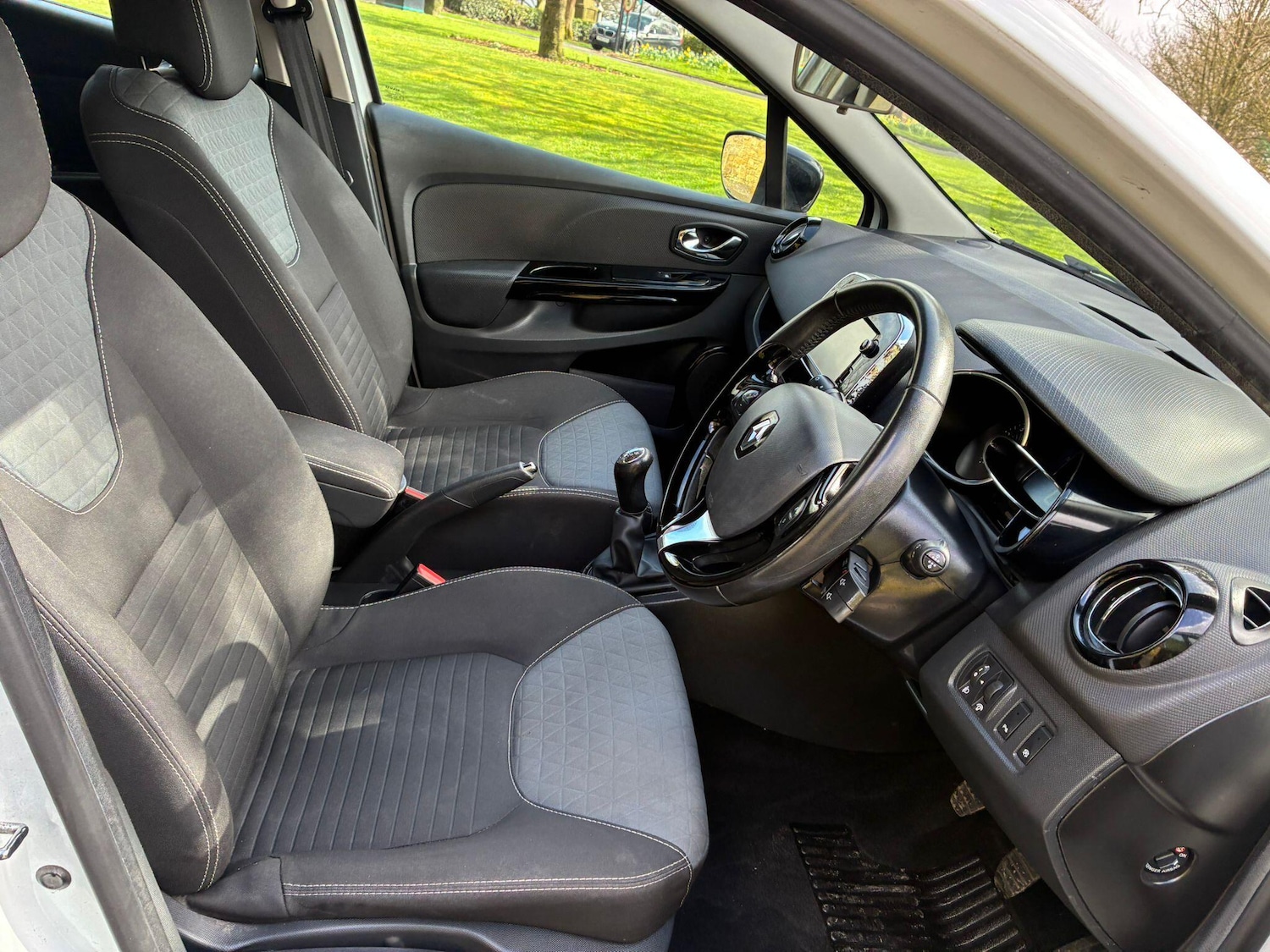 Used Renault Clio 2015 for sale - 78033907: Photo 24