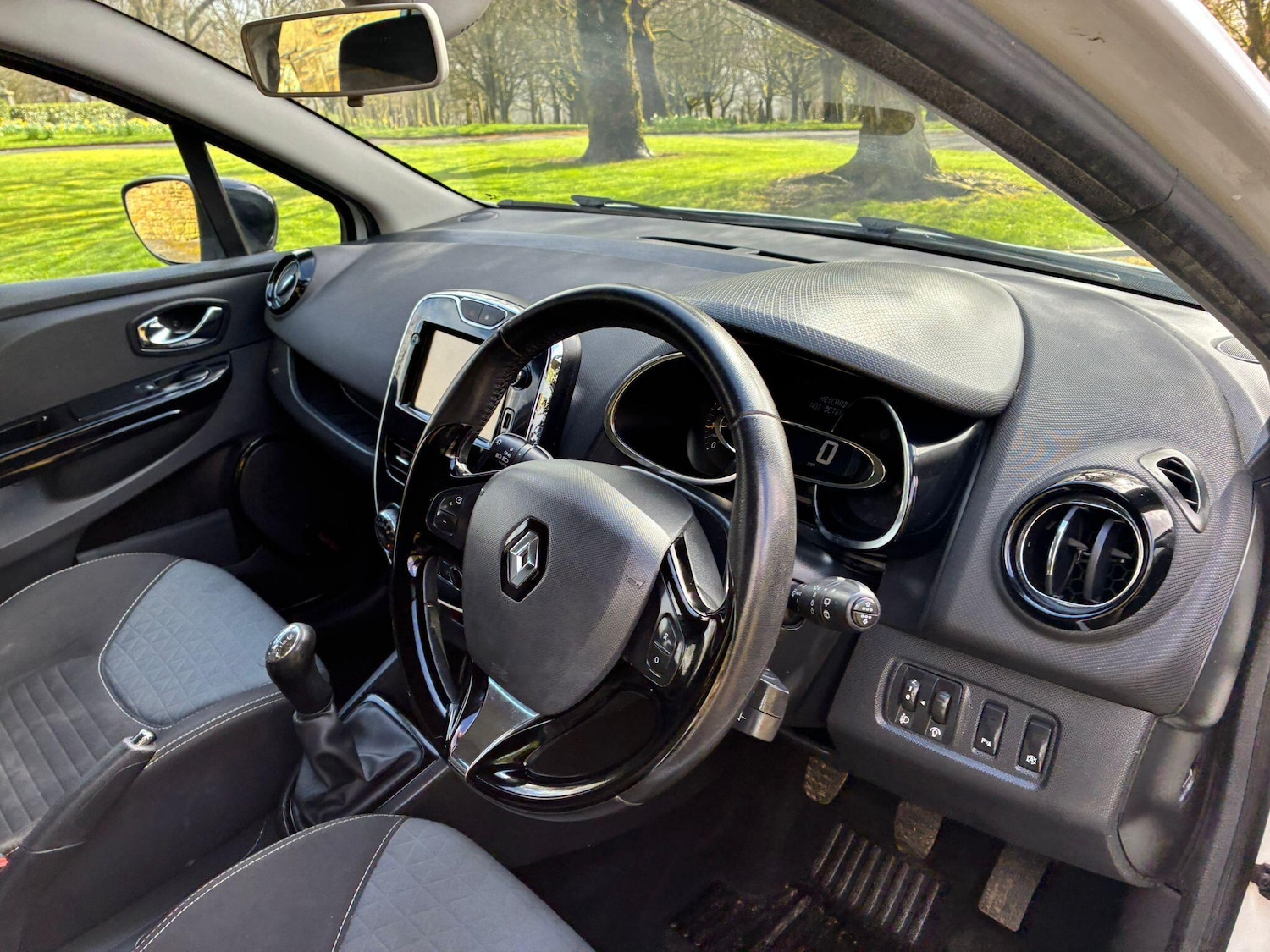 Used Renault Clio 2015 for sale - 78033907: Photo 25