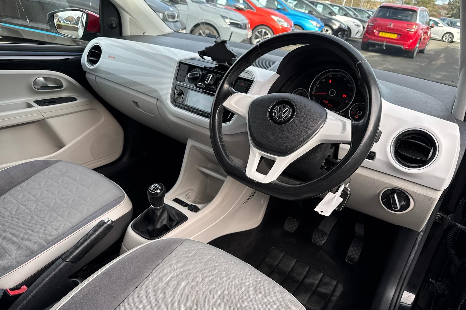 Used Volkswagen up! 2016 for sale - 77827788: Photo 2