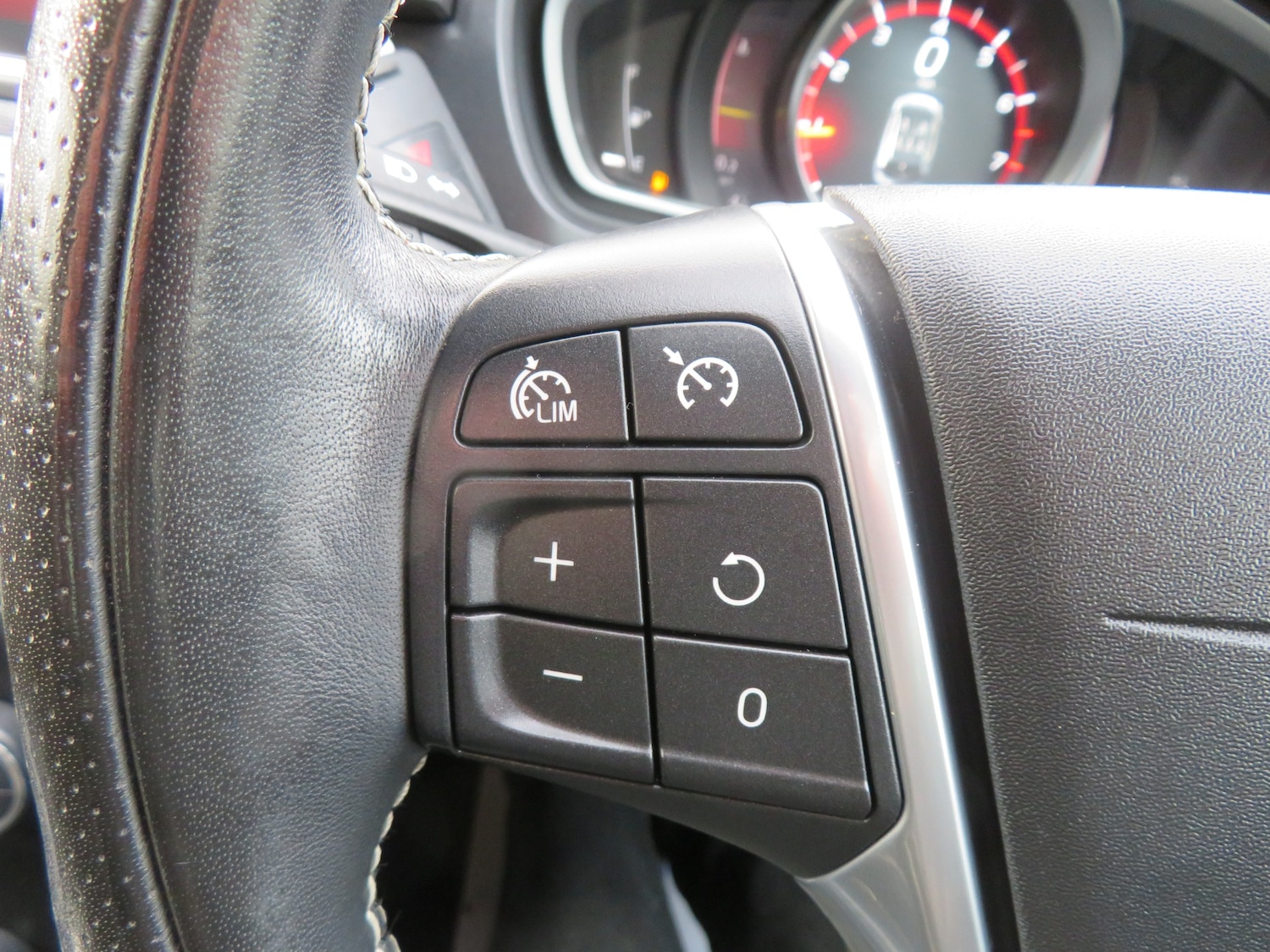 Used Volvo V40 2017 for sale - 77584716: Photo 30