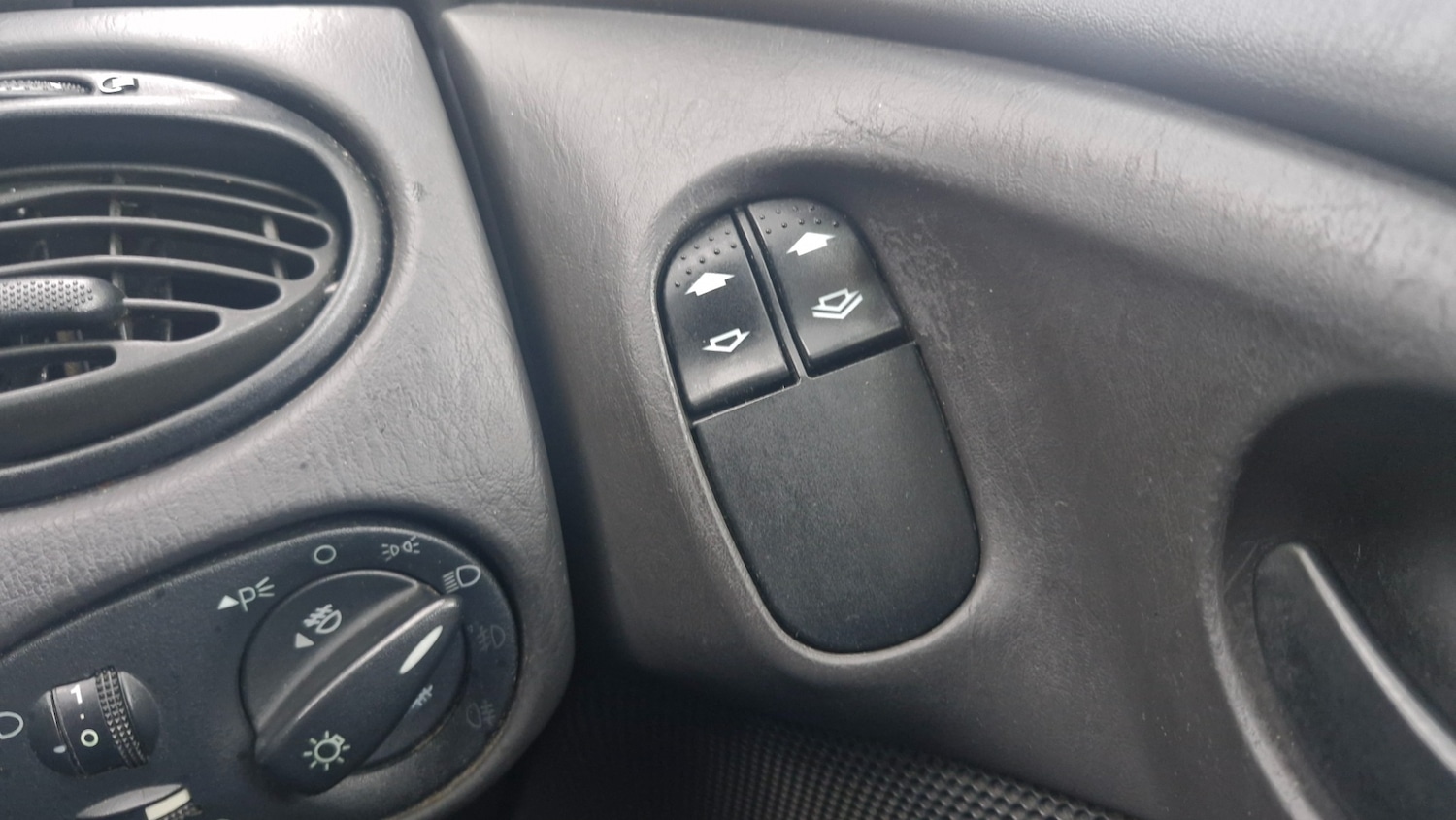 Used Ford Focus 2003 for sale - 76627058: Photo 26