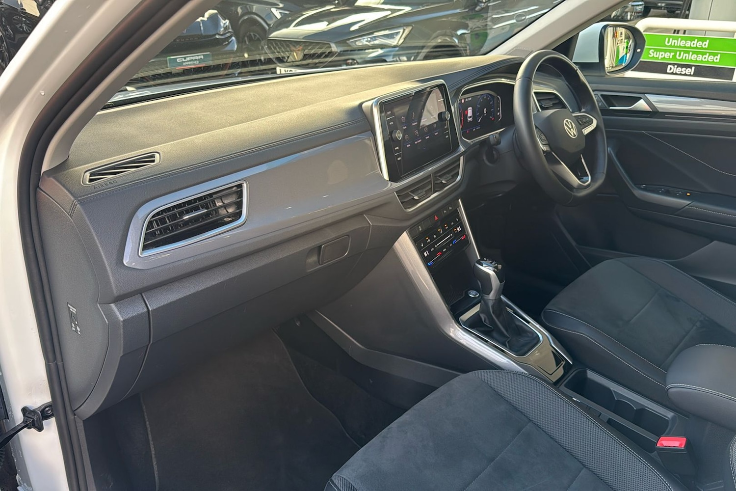 Used Volkswagen T-Roc 2024 for sale - 77019382: Photo 3