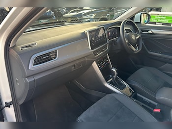 Used Volkswagen T-Roc 2024 for sale - 77019382: Photo