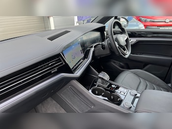 Used Volkswagen Touareg 2025 for sale - 76095972: Photo 2