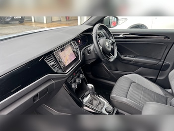 Used Volkswagen T-Roc 2022 for sale - 76966640: Photo