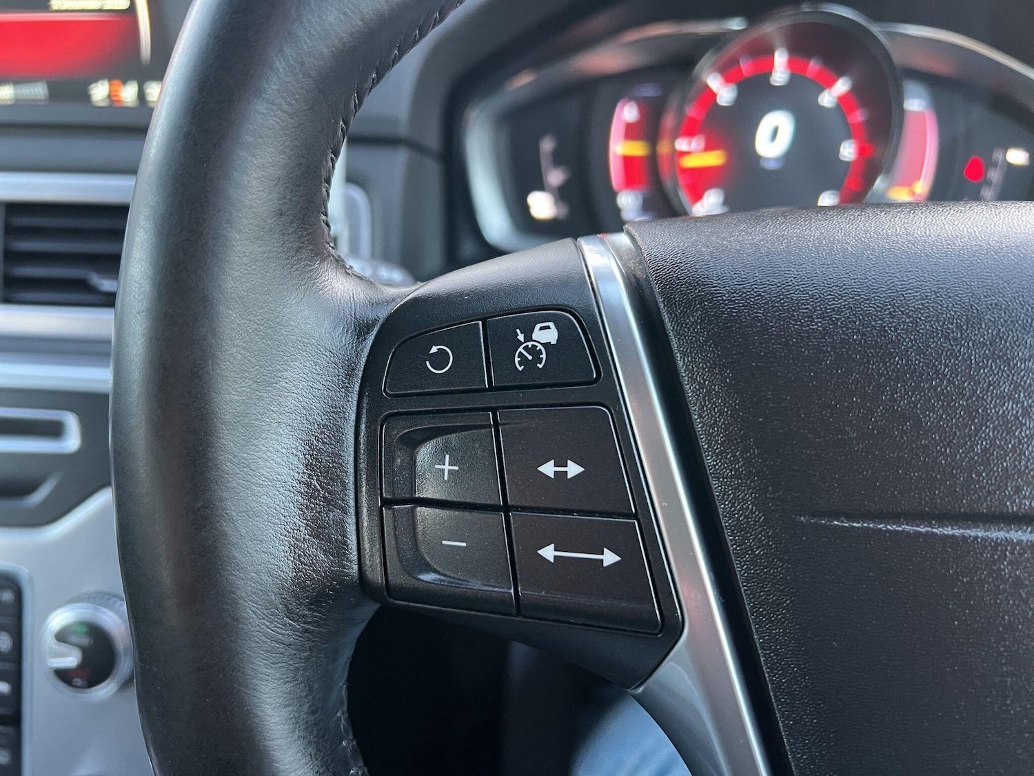 Used Volvo V70 2014 for sale - 76824335: Photo 37