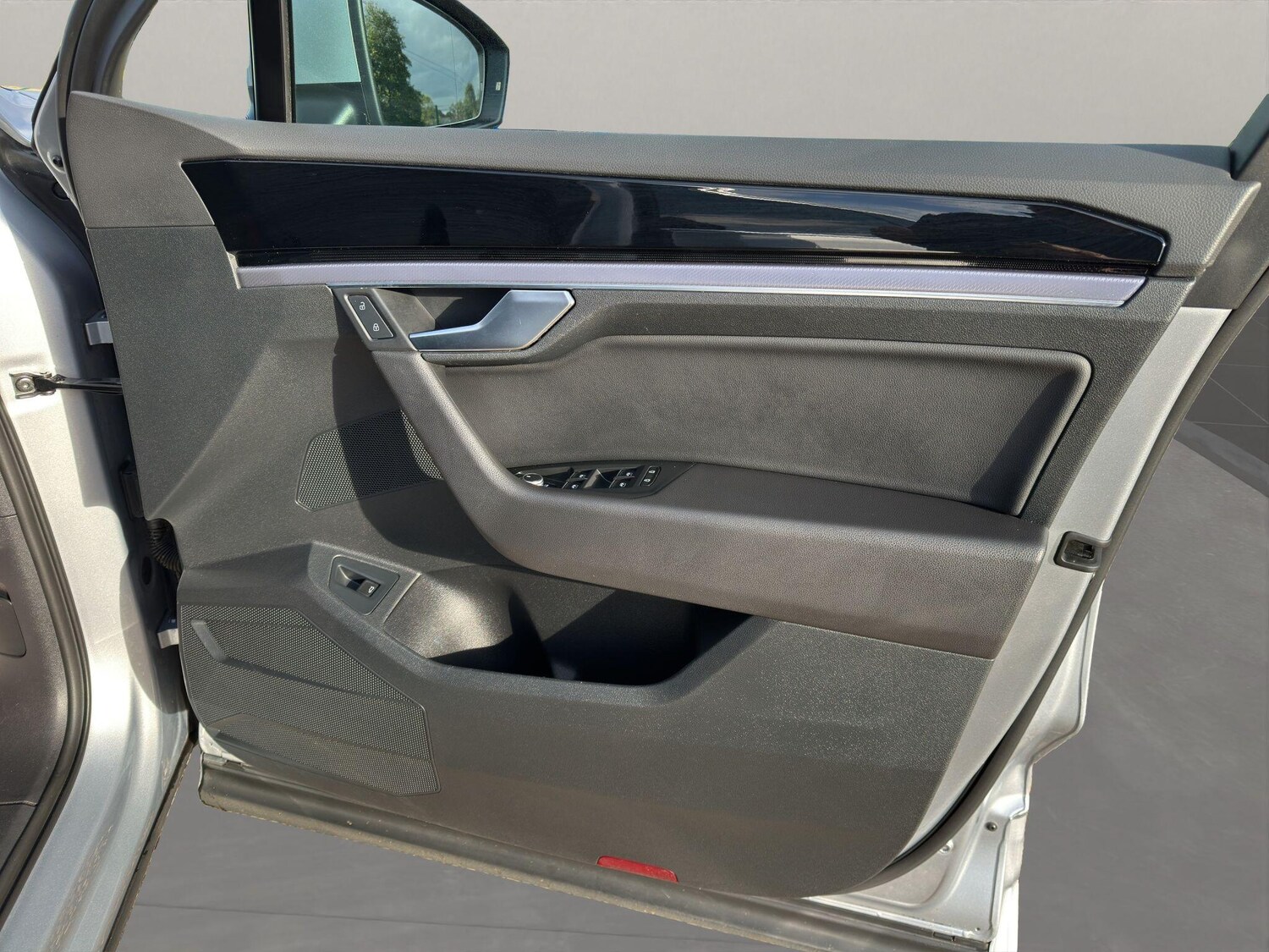 Used Volkswagen Touareg 2018 for sale - 76000610: Photo 12