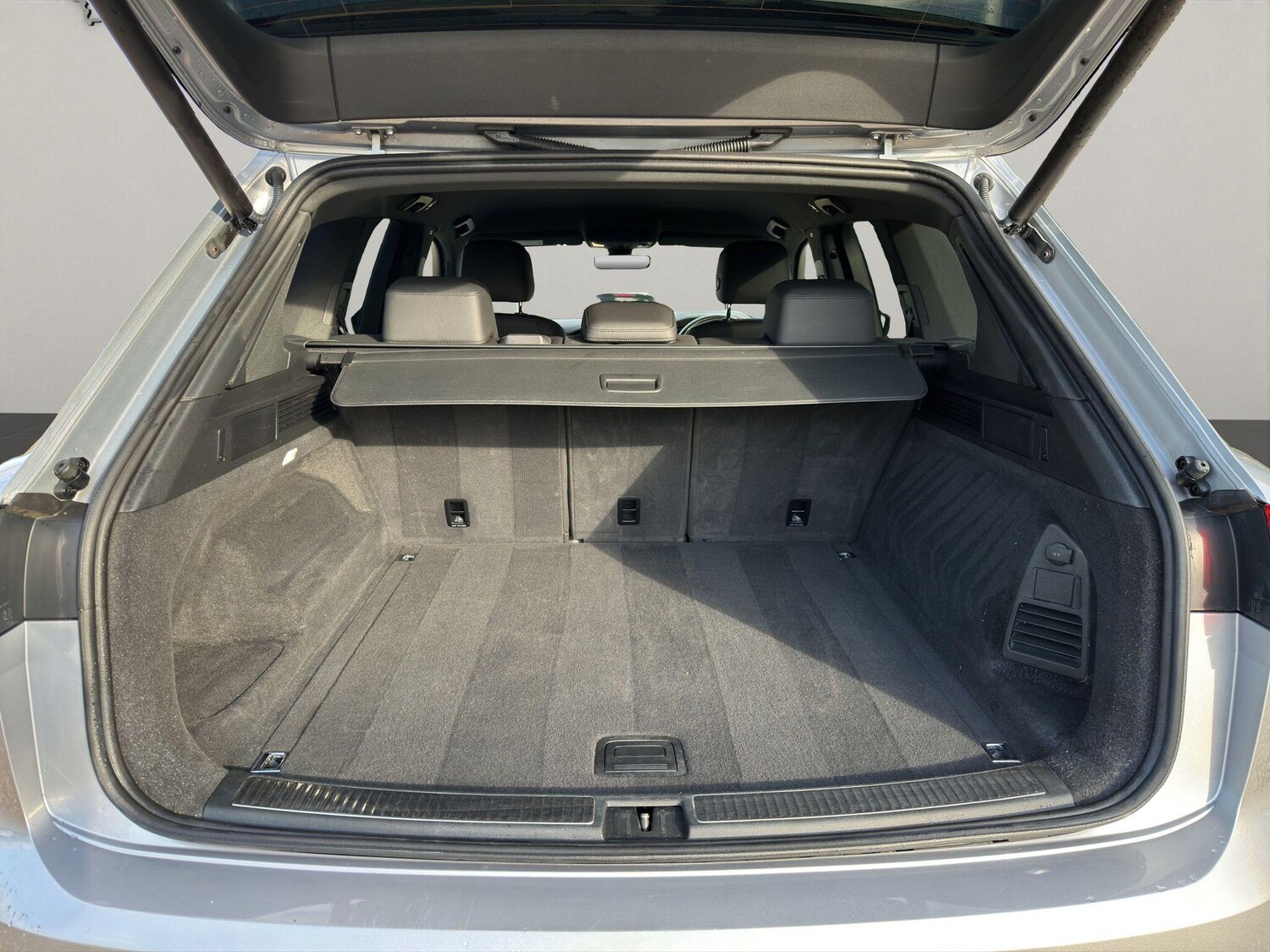 Used Volkswagen Touareg 2018 for sale - 76000610: Photo 16