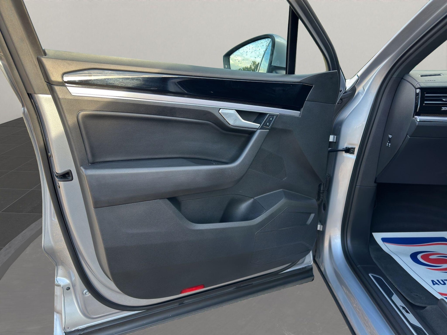 Used Volkswagen Touareg 2018 for sale - 76000610: Photo 19