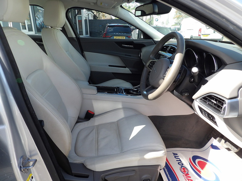 Used Jaguar XE 2017 for sale - 76308095: Photo 4