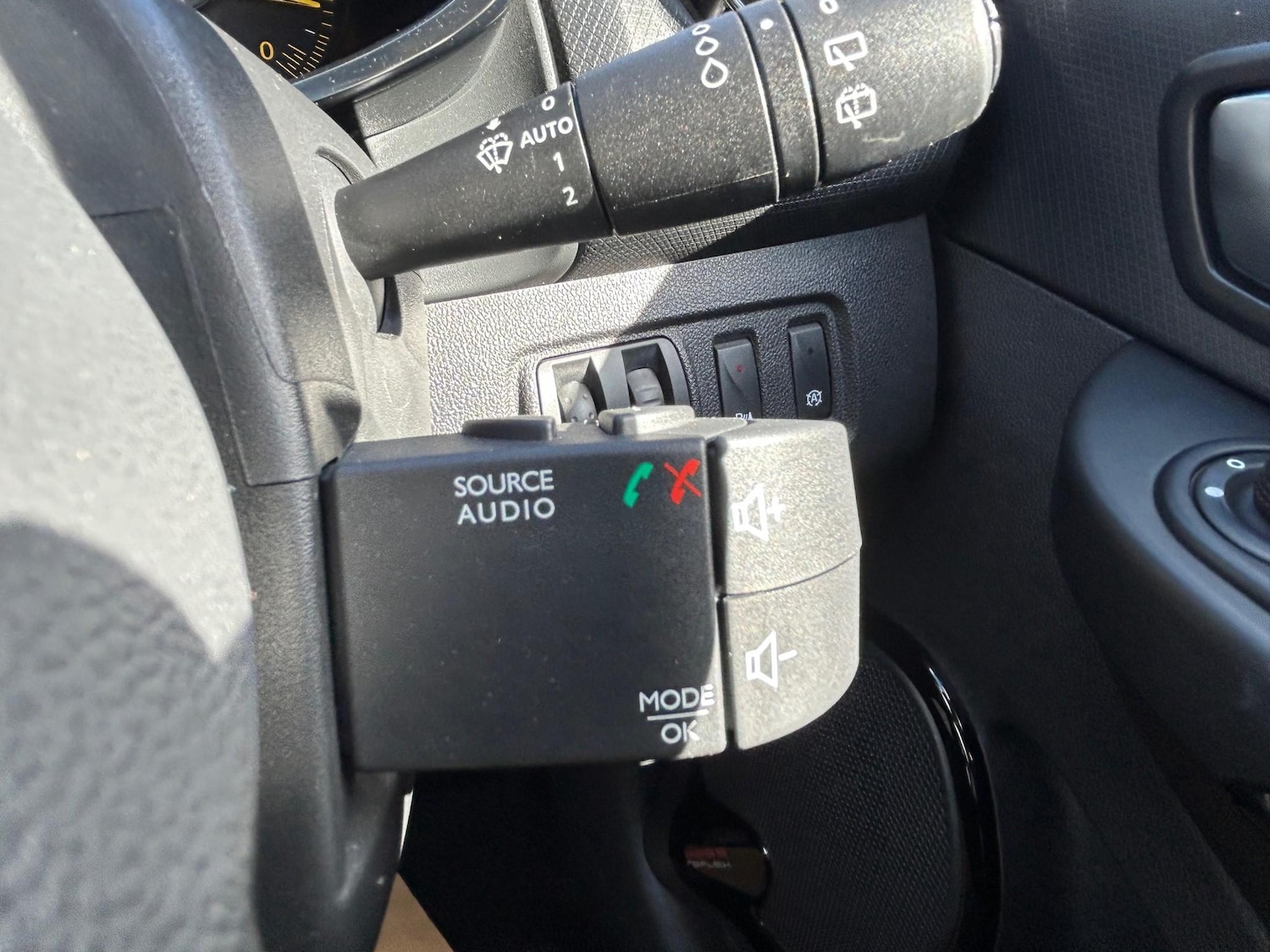 Used Renault Clio 2015 for sale - 77890713: Photo 28