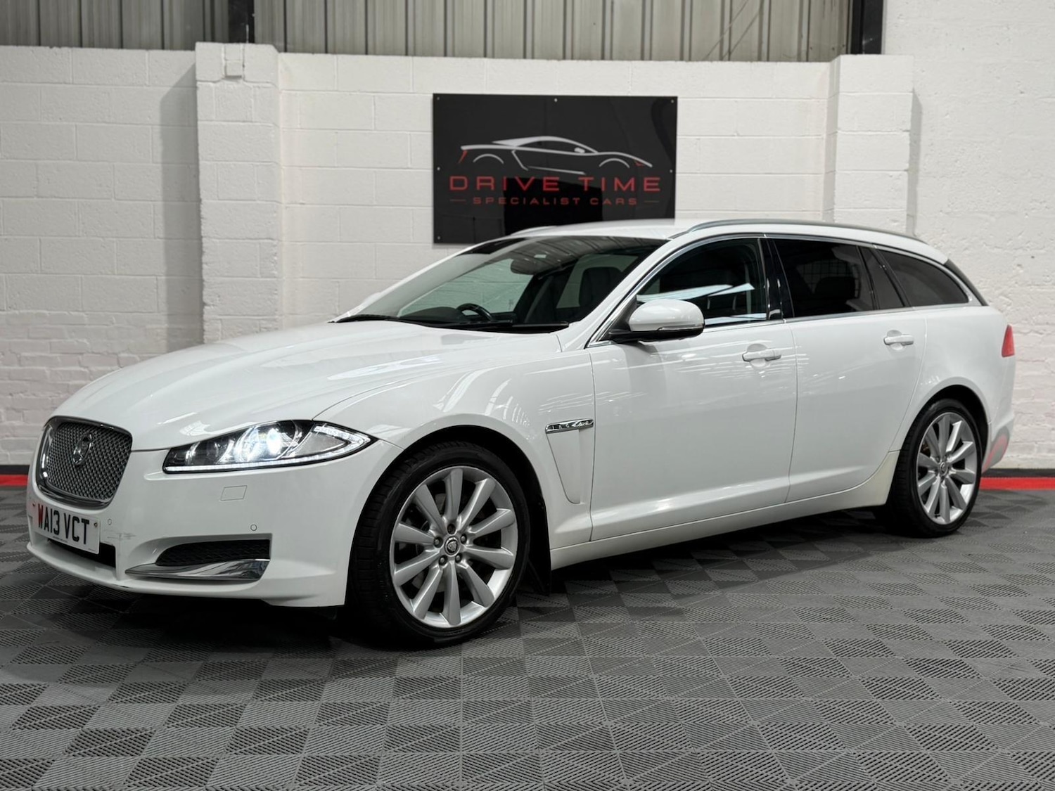 Used Jaguar XF 2013 for sale - 77909687: Photo 3