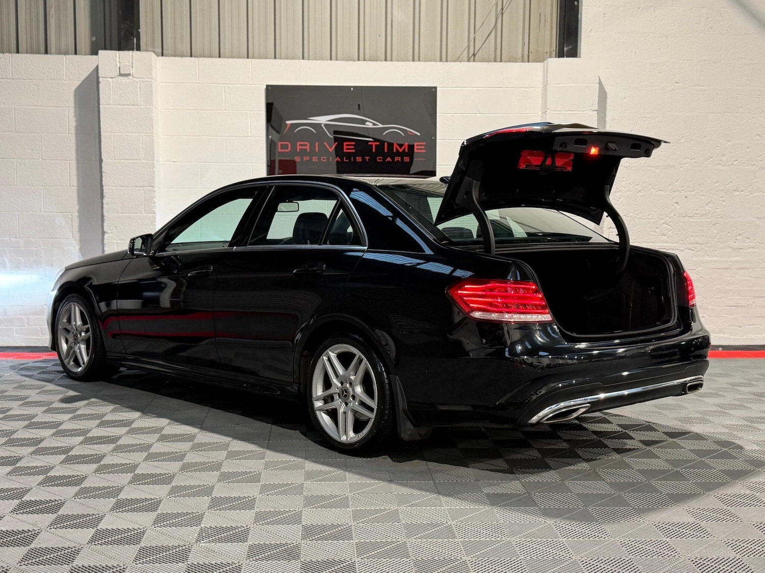 Used Mercedes-Benz E Class 2013 for sale - 77131599: Photo 4