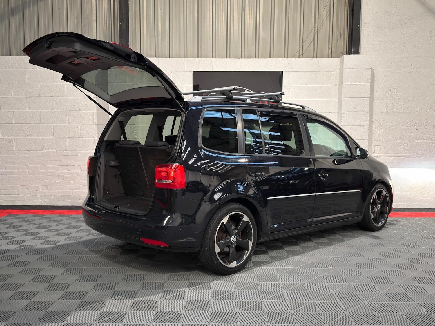 Used Volkswagen Touran for sale - 76727624: Photo 14