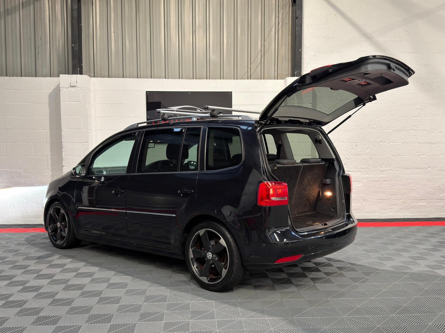 Used Volkswagen Touran for sale - 76727624: Photo 4