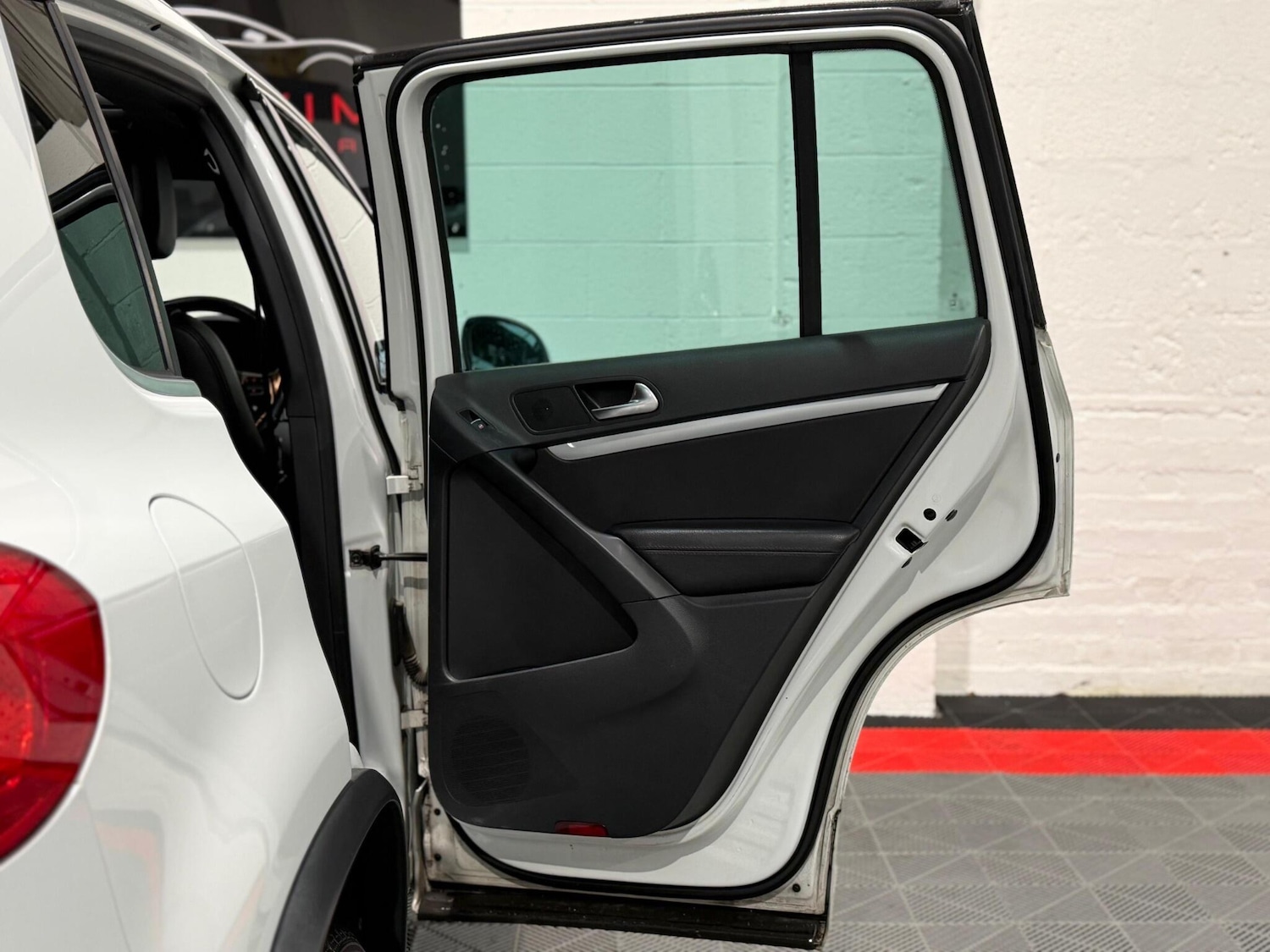 Used Volkswagen Tiguan for sale - 77926168: Photo 30