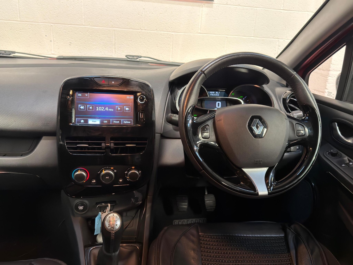 Used Renault Clio 2015 for sale - 76645988: Photo 16