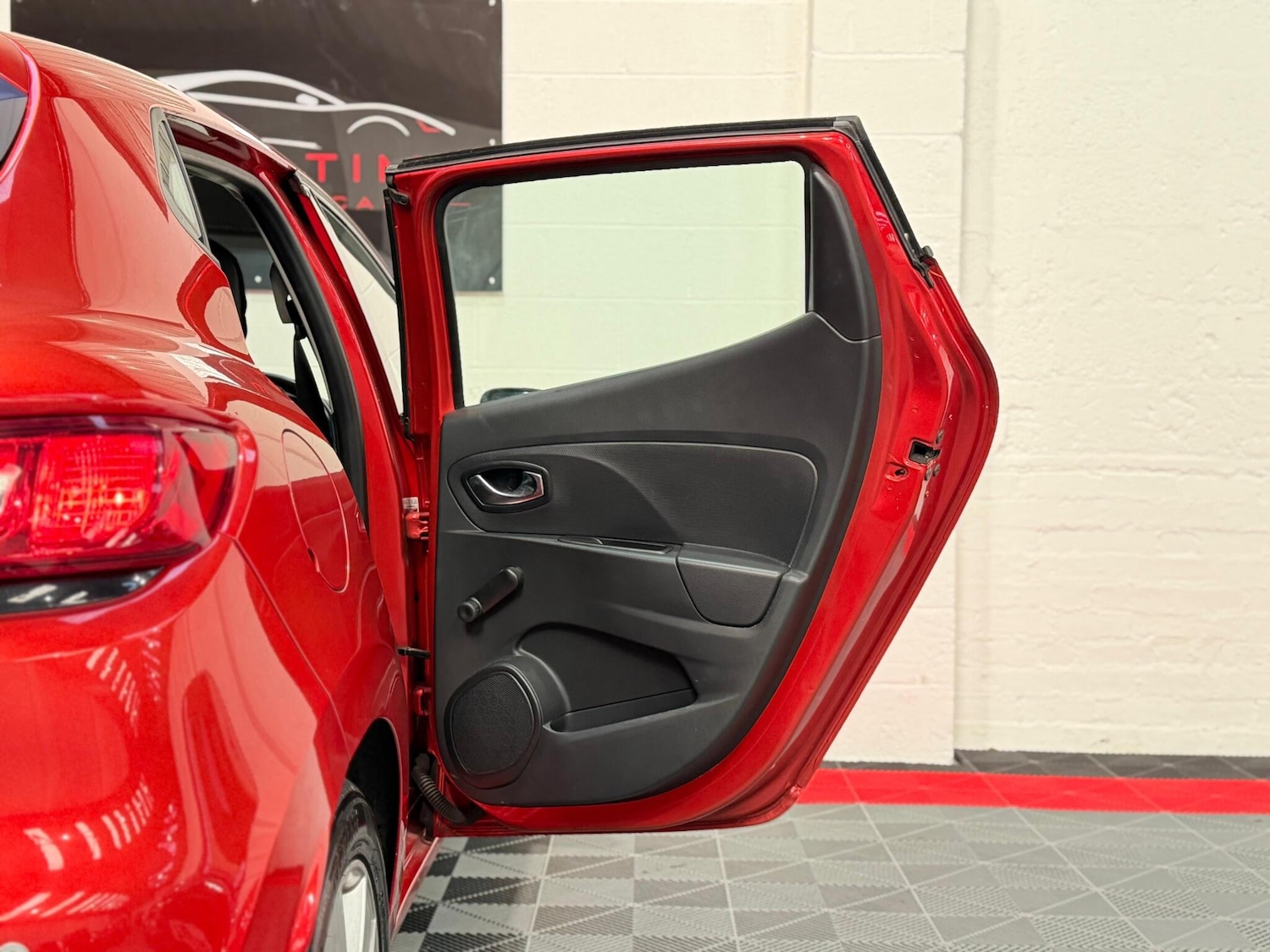 Used Renault Clio 2015 for sale - 76645988: Photo 24