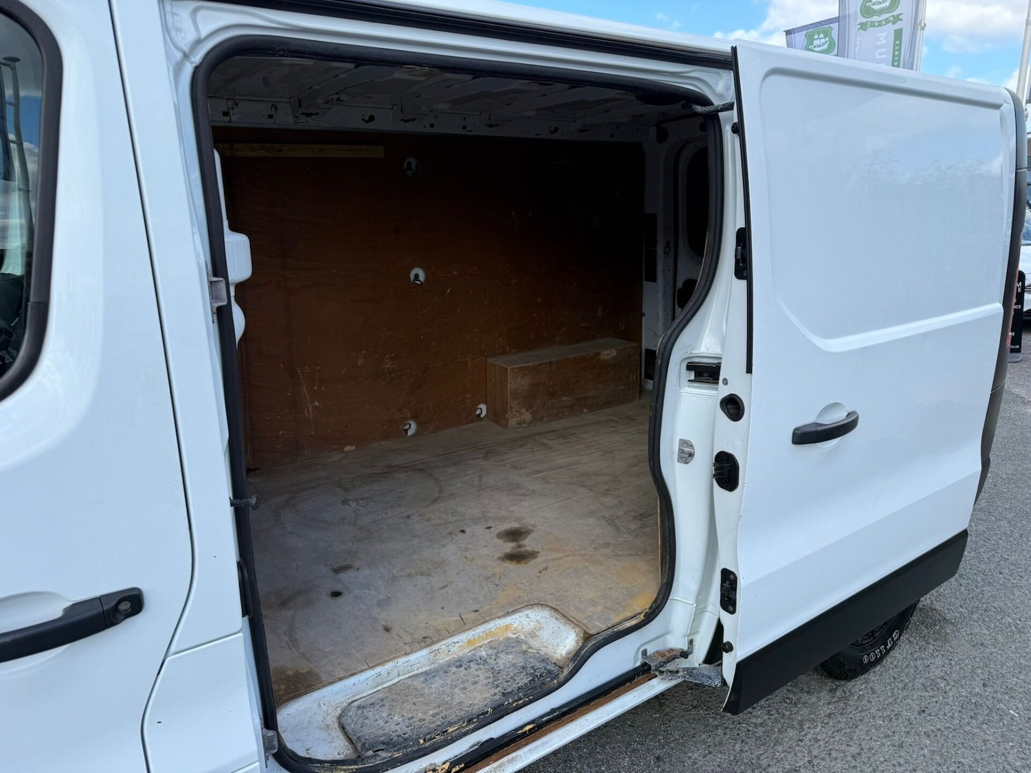 Used Vauxhall Vivaro 2015 for sale - 76035670: Photo 5